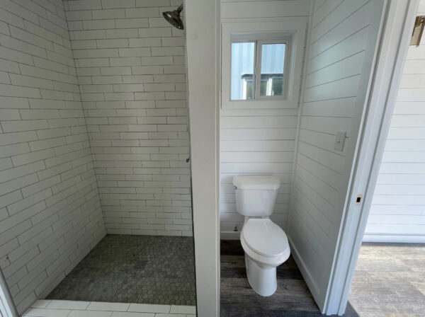 CASA CONTENEDOR DE 40 PIES CON 3 PUERTAS FRONTAL EN VENTA CABO ROJO, PUERTO RICO